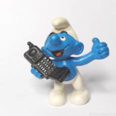 Figuras de Goma y PVC: PITUFO HABLANDO POR TELÉFONO MÓBIL. SCHLEICH AÑO 1995.. Lote 356512395