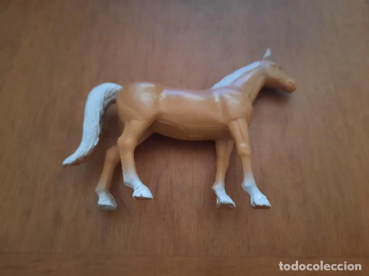Figurines en Caoutchouc et PVC: CABALLO MARR&Oacute;N CON PELO, COLA Y OREJAS BLANCAS. BUEN ESTADO. 8 X 9 CM.