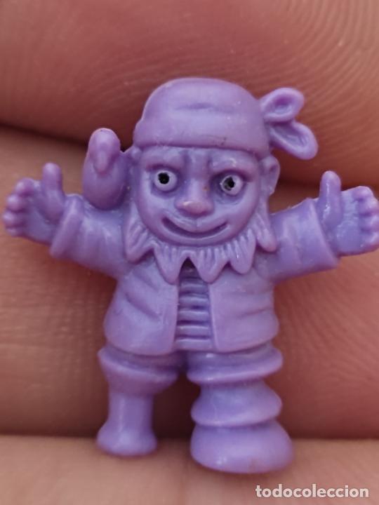 Figure di Gomma e PVC: ENANITO PIRATA MINIATURA FIGURA MONOCROMO LILA PL&Aacute;STICO 2 CM ALTO KINDER SORPRESA CHOCO **