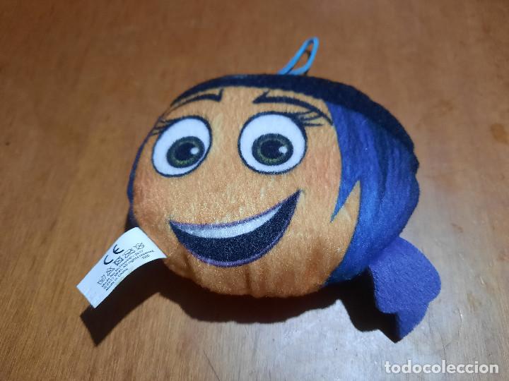 Figurines en Caoutchouc et PVC: LLAVERO COLGANTE DE COCHE. PELUCHE. DOBLE CARA. PEL&Iacute;CULA EMOJI. MCDONALDS. BUEN ESTADO. 10 CM.