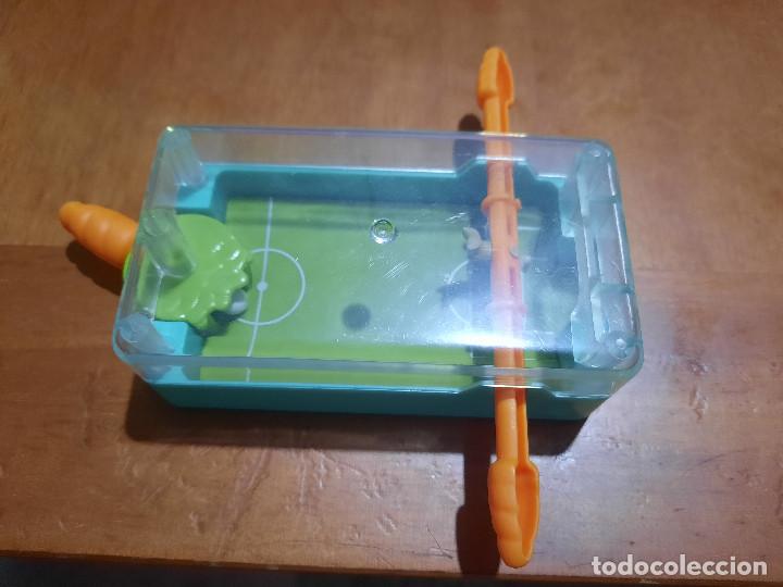 Figurines en Caoutchouc et PVC: LANZADOR DE BOLA CONTRA UN PORTERO. JUGUETE. BUEN ESTADO. FUNCIONA. CON UNA BOLA. 6 X 10 CM.
