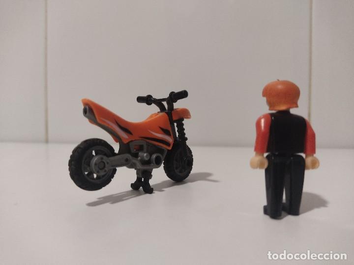 Figuras de goma y PVC: mu&ntilde;eco y moto. - Foto 2