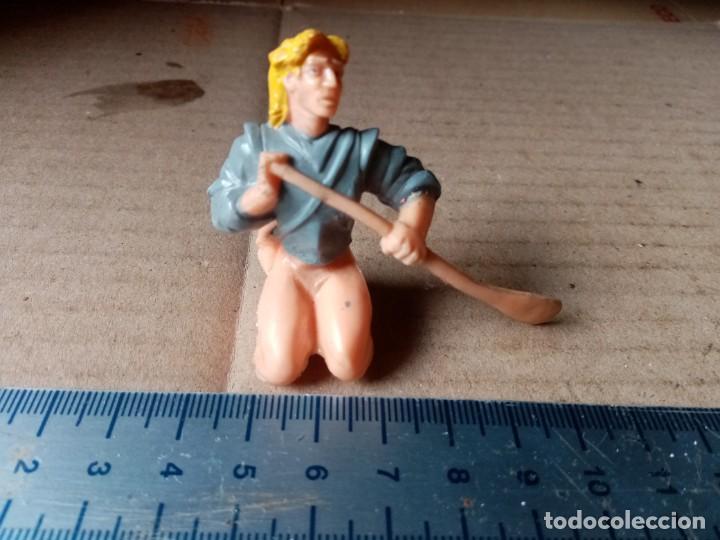 Figuras de Borracha e PVC: FIGURA DEL OESTE HOMBRE REMANDO 1995 YOLANDA DE GOMA