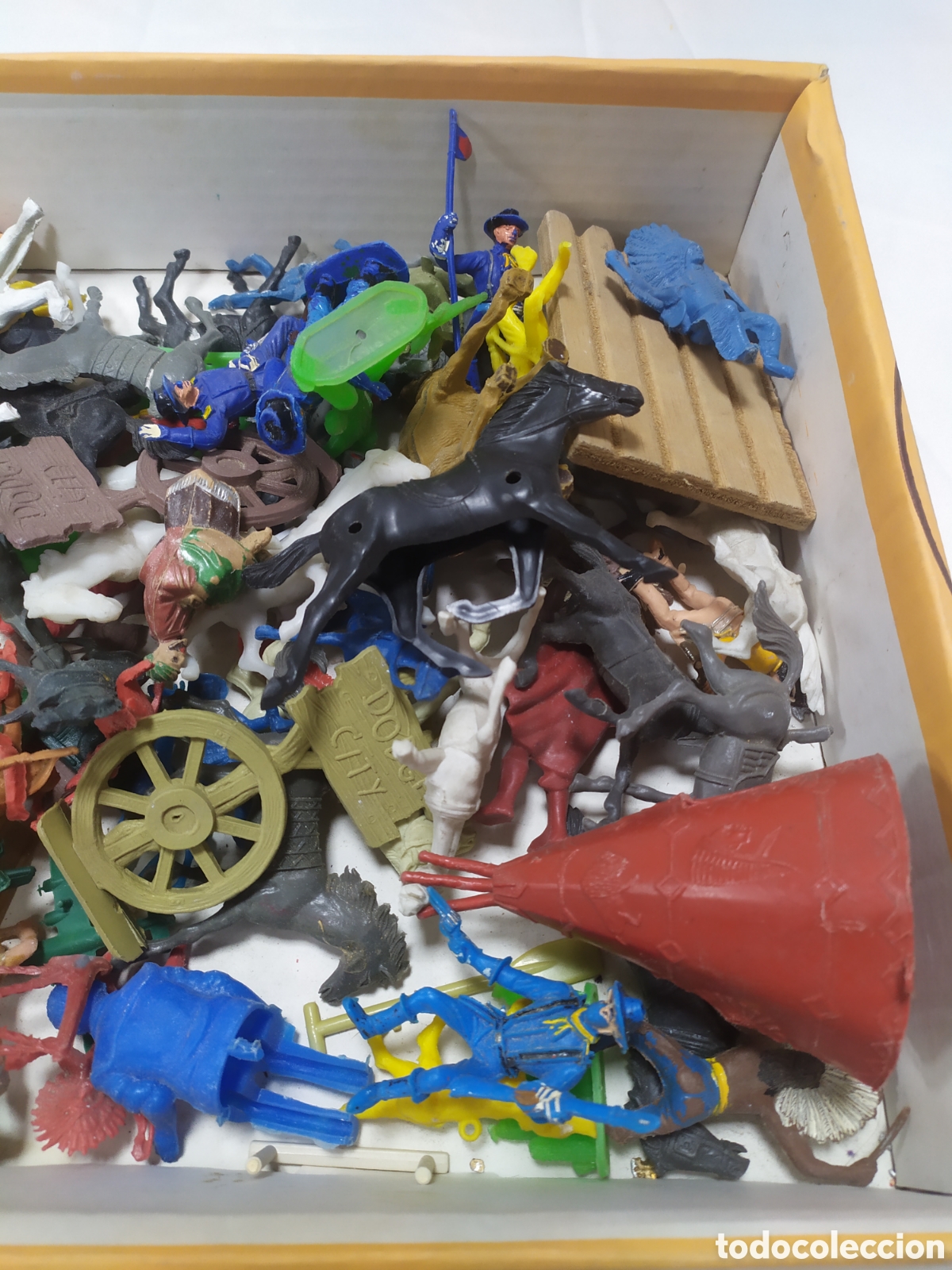 Figuras de goma y PVC: Lote de figuras de indios y vaqueros ZXY - Foto 2