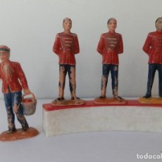 Figuras de Goma y PVC: 4 FIGURAS DE MOZOS DE PISTA EN GOMA Y UNA PARTE DE PISTA DEL GRAN CIRCO DE JECSAN, AÑOS 50.. Lote 363814695