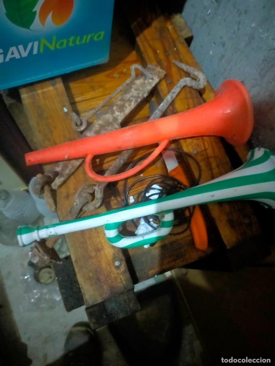 Figuras de Goma y PVC: Antigua trompeta de juguete pl&aacute;stico dos unidades diferentes