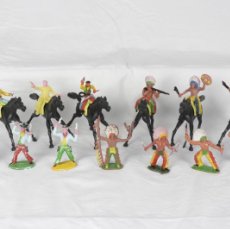 Figuras de Goma y PVC: SOTORRES INDIOS Y VAQUEROS GRUPO DE 24 FIGURAS. Lote 367753576
