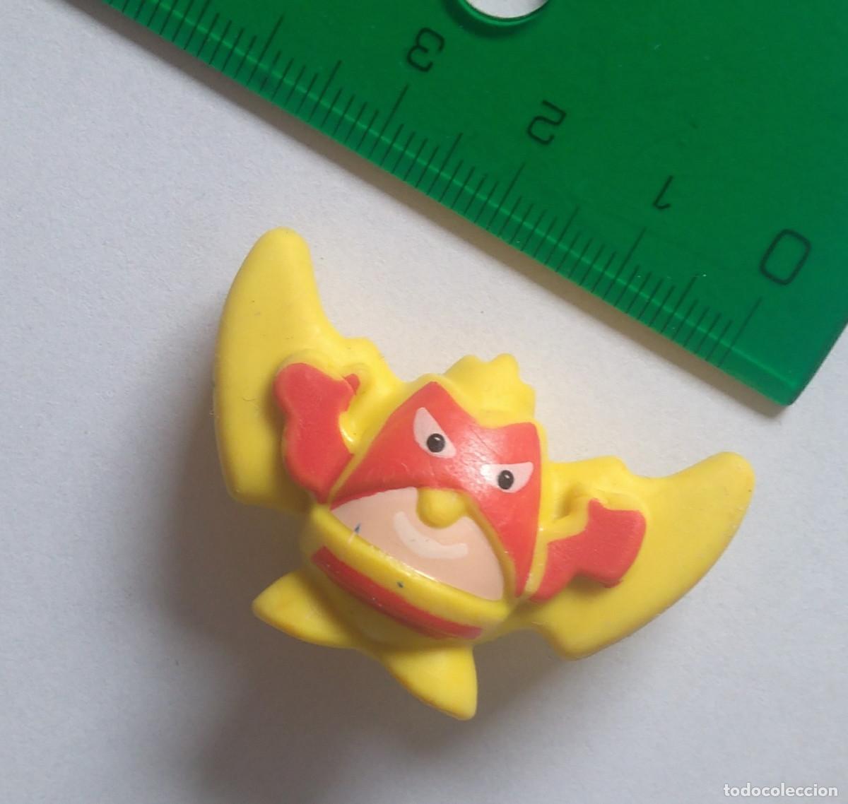 Figuras de goma Kinder: kinder murcielago monstruo superheroe goma heroe - Foto 1