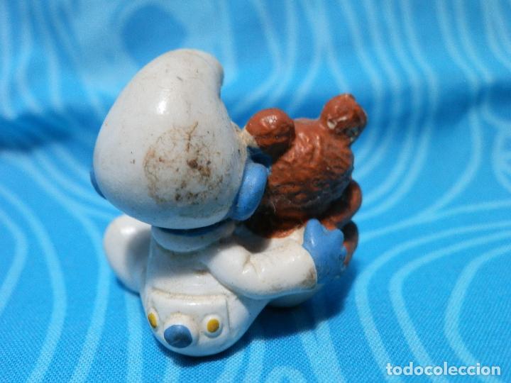 Figuras de goma y PVC: PITUFO BEB CON OSO, PEYO 1978 - Foto 2