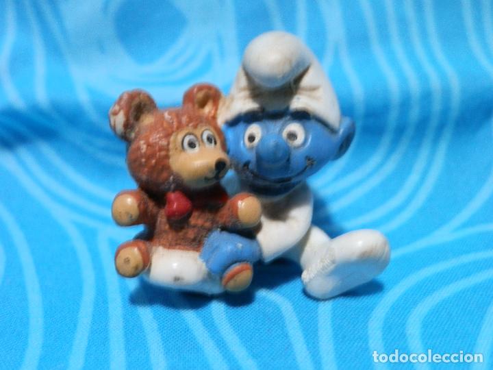 Figuras de goma y PVC: PITUFO BEB CON OSO, PEYO 1978 - Foto 1