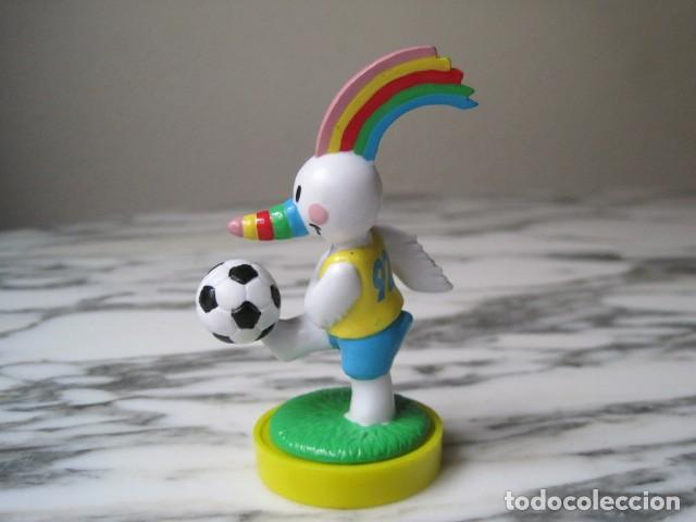 Figuras de Goma y PVC: FIGURA DE GOMA - CURRO JUGANDO AL F&Uacute;TBOL - TAMP&Oacute;N EN LA BASE, SELLO - MASCOTA EXPO 92 SEVILLA