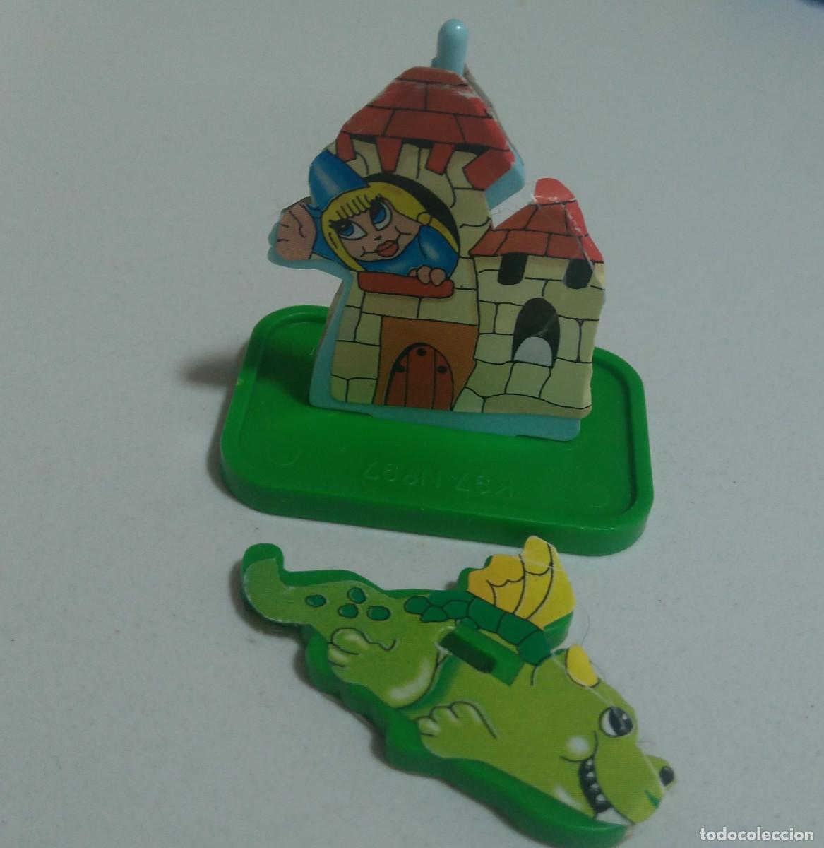 Figuras de goma Kinder: kinder princesa castillo antiguo dragon - Foto 1