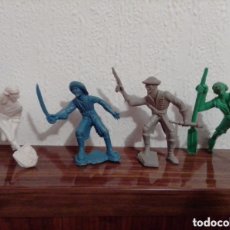 Figuras de Goma y PVC: CUATRO FIGURAS DE PIRATAS DE PLÁSTICO (PIPERO). AÑOS SESENTA.
