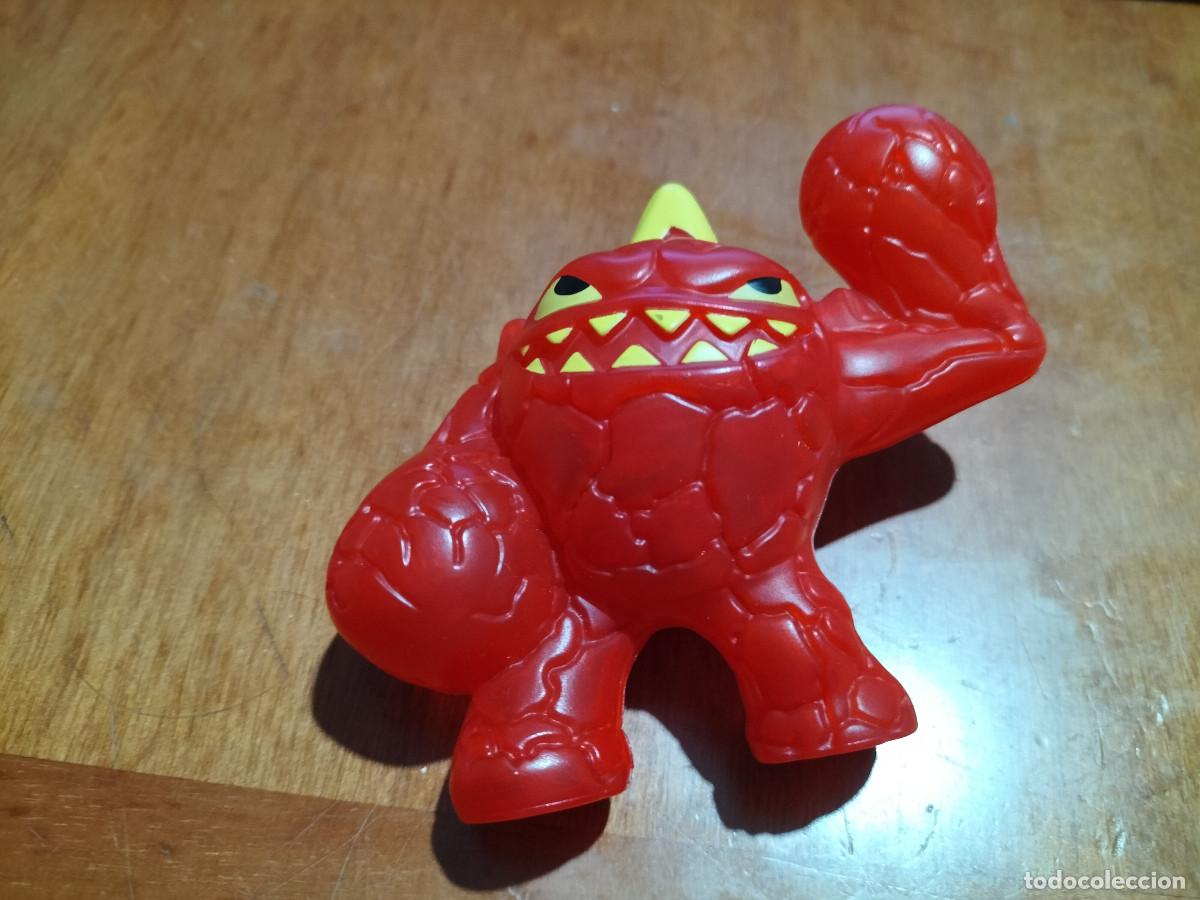 Gummi- und PVC-Figuren: MONSTRUO ROJO. SE ILUMINA LA MANO LEVANTADA CON PILAS. BUEN ESTADO. DE PL&Aacute;STICO. 9 CM- B-3