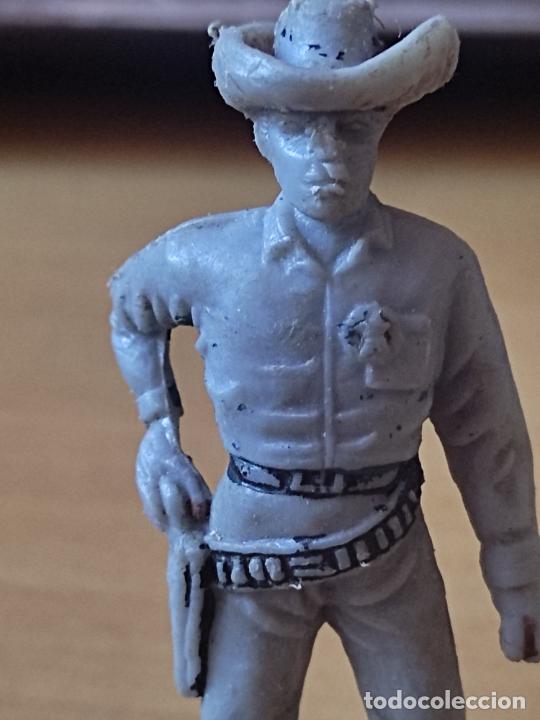 Rubber and PVC Figures: COWBOY SOLDADO VAQUERO DESENFUNDAR PL&Aacute;STICO GRIS 7 CMS ALTO JUGADO MORDIDO