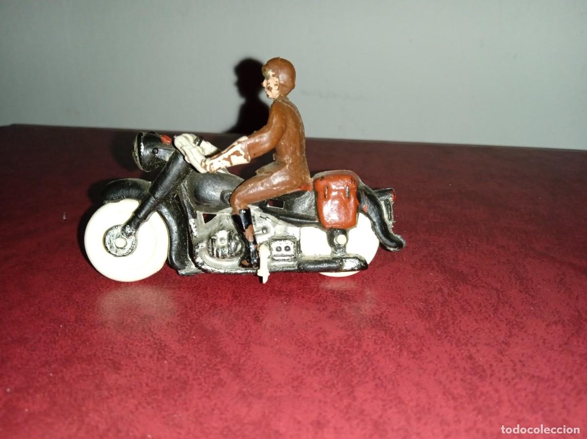 Figuras de goma y PVC: MOTORISTA de PL&Aacute;STICO. - Foto 1