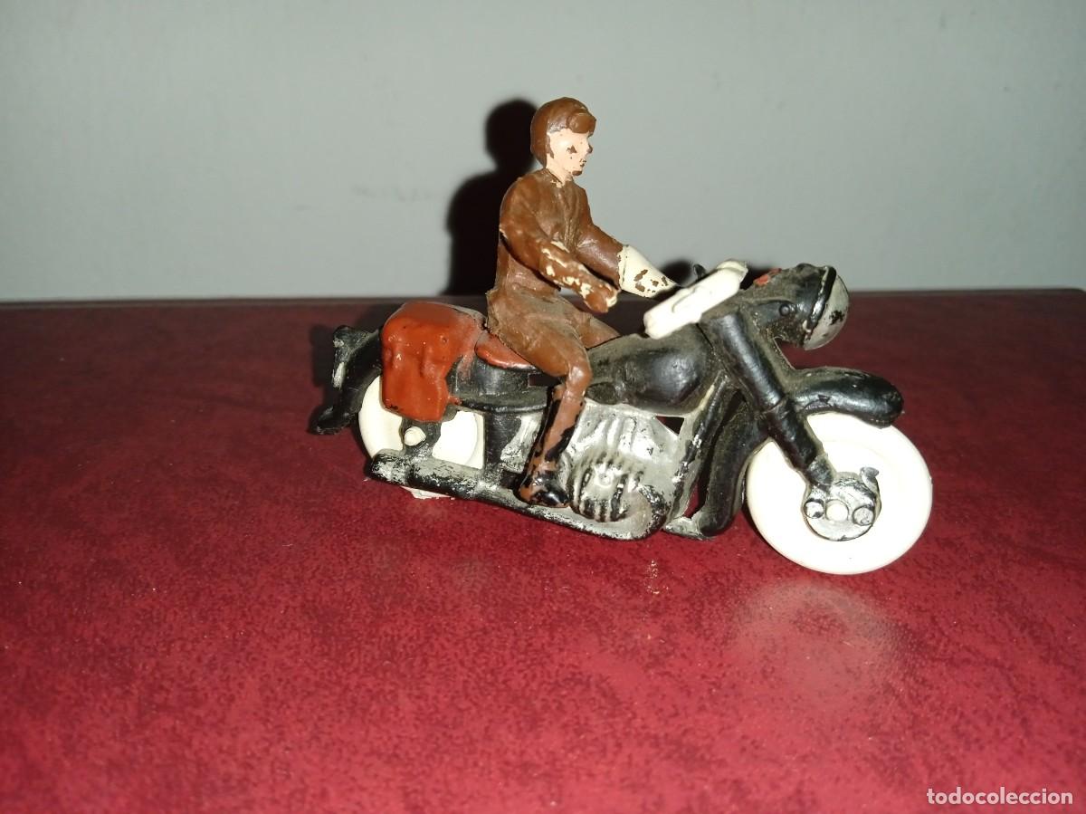 Figuras de goma y PVC: MOTORISTA de PL&Aacute;STICO. - Foto 2