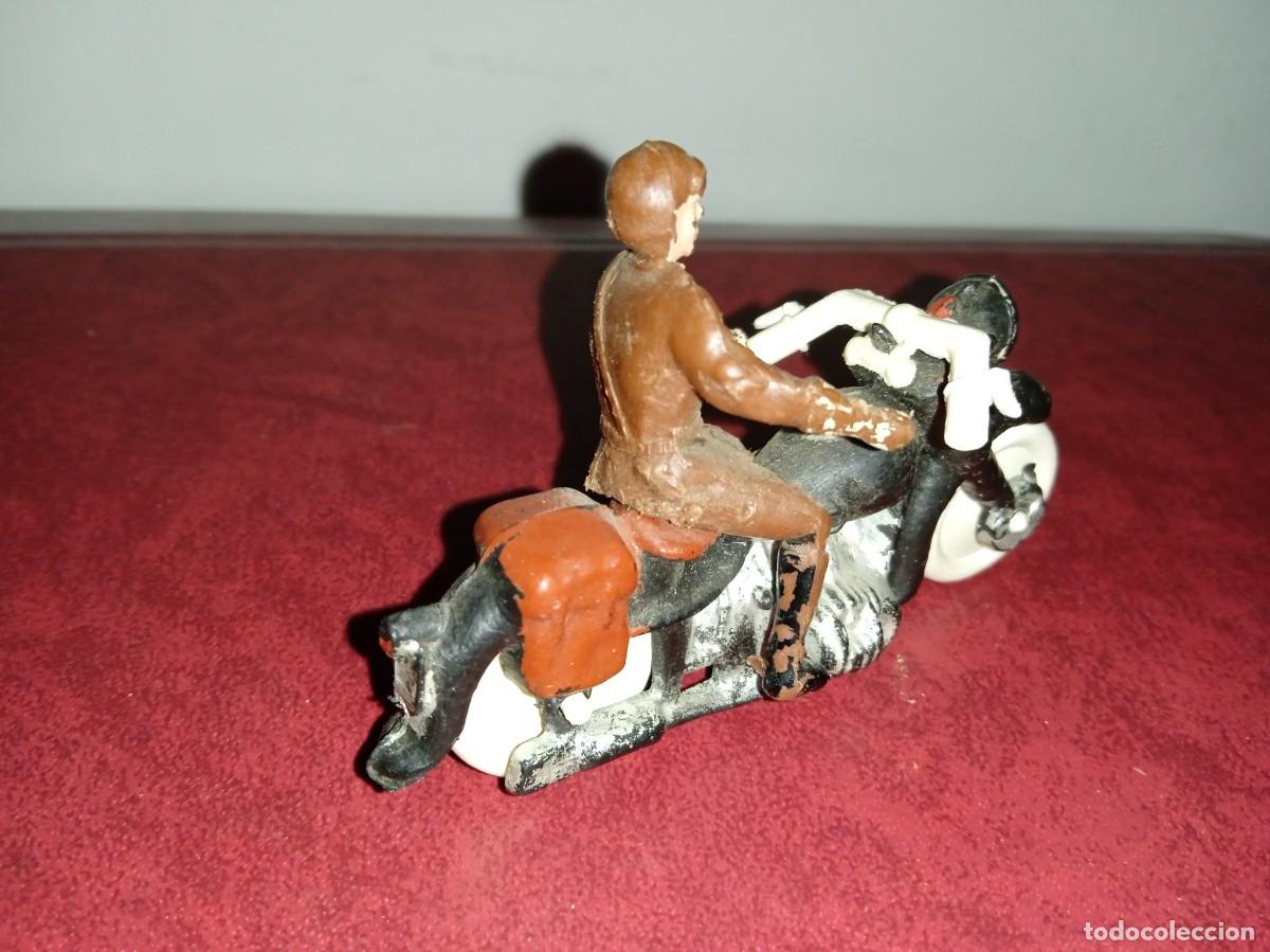 Figuras de goma y PVC: MOTORISTA de PL&Aacute;STICO. - Foto 3