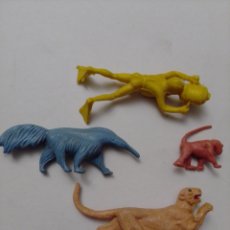 Figuras de Goma y PVC: LEONA (COMANSI), DOS FIGURAS DE ANIMALES Y UN SUBMARINISTA (PIPERO).