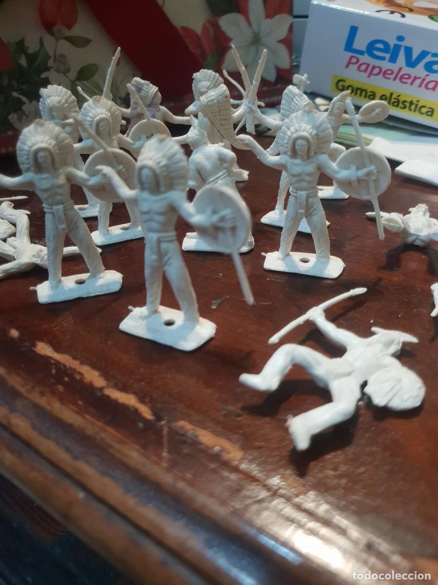 Figuras de goma y PVC: Lote 16 indios mini oeste comansi monocolor - Foto 2