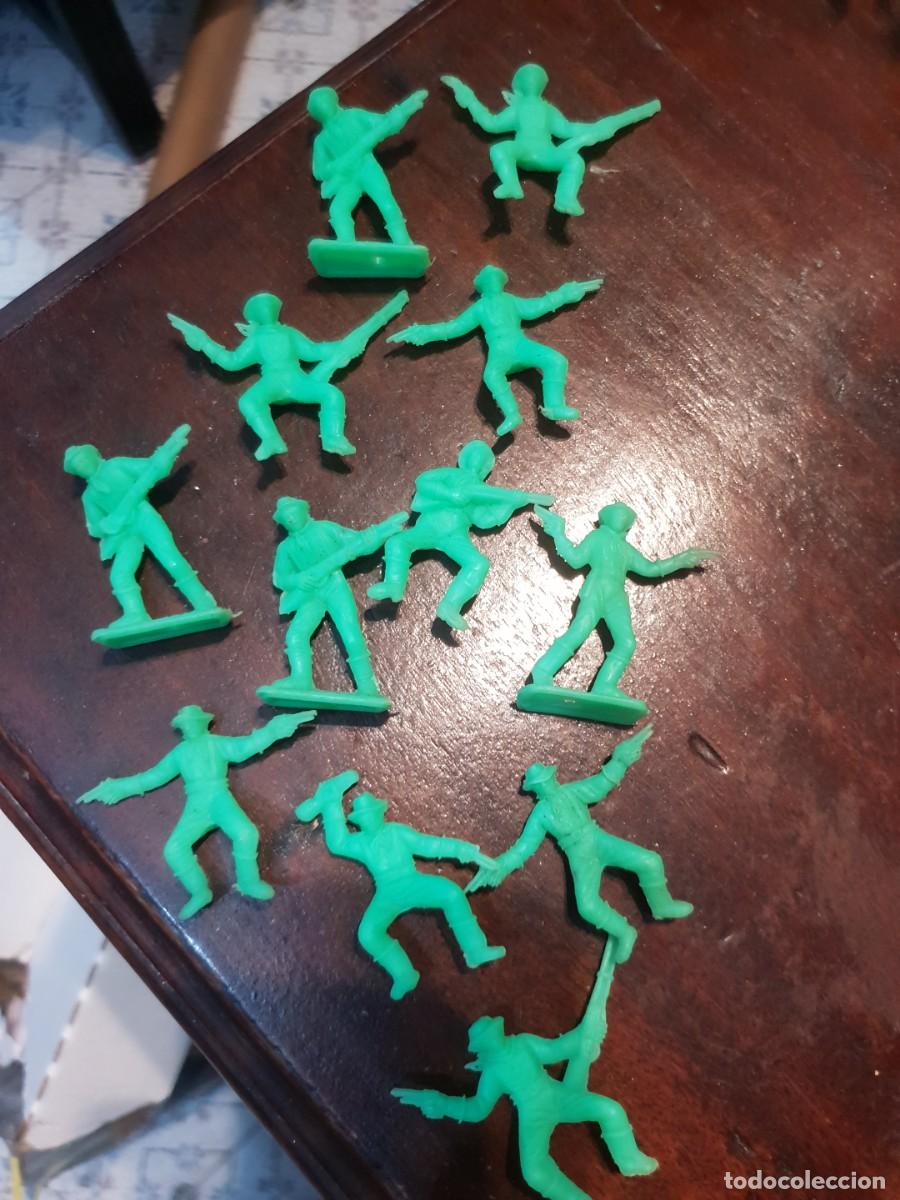 Figuras de goma y PVC: Lote 12 vaqueros monocolor mini oeste - Foto 1