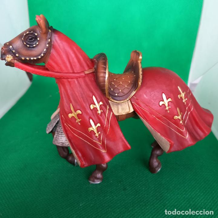 Figuras de goma y PVC: Caballo Medieval Schleich 2003 flor de lis - Foto 2