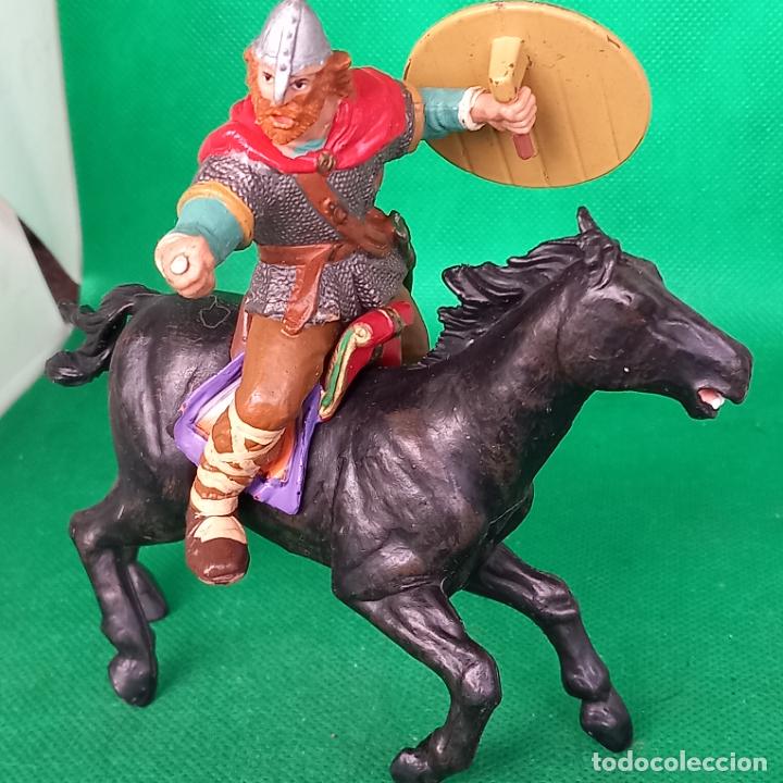 Figuras de goma y PVC: Papo guerrero vikingo con capa,caballo 1999