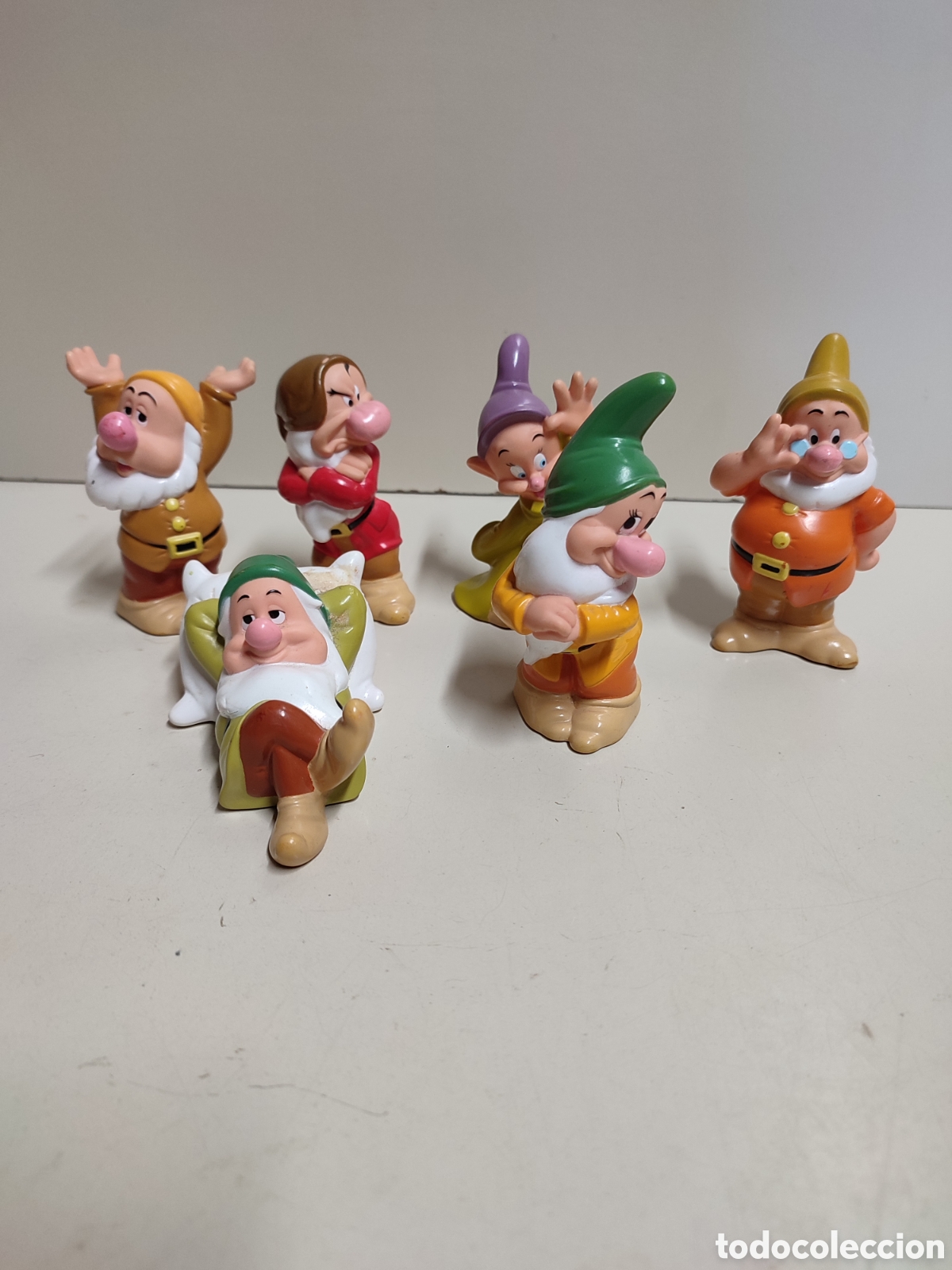 Figuras de Goma y PVC: Lote Disney, 6 enanitos de Blancanieves, falta uno. En goma o PVC.