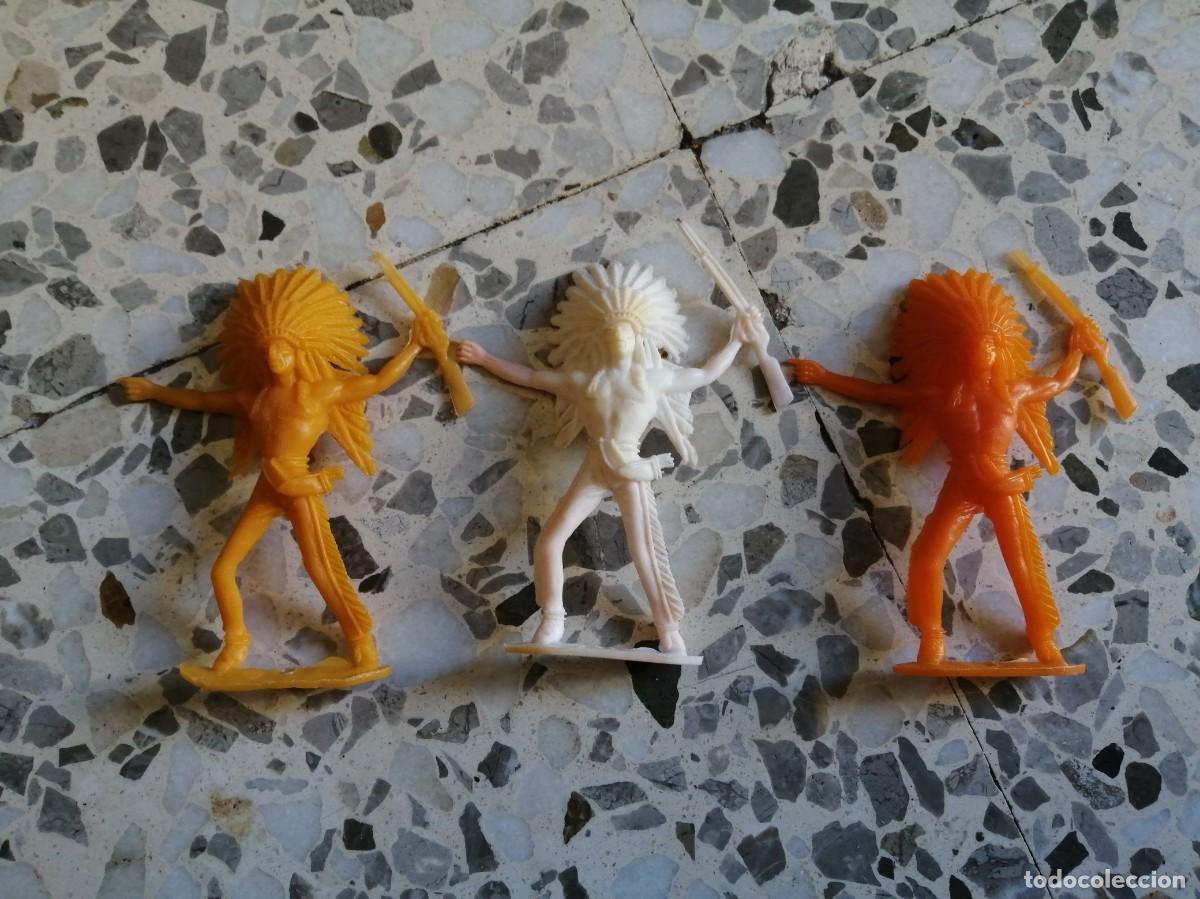 Figuras de goma y PVC: 3 INDIOS MONOCOLOR COMANSI, A&Ntilde;OS 70-80 - Foto 1
