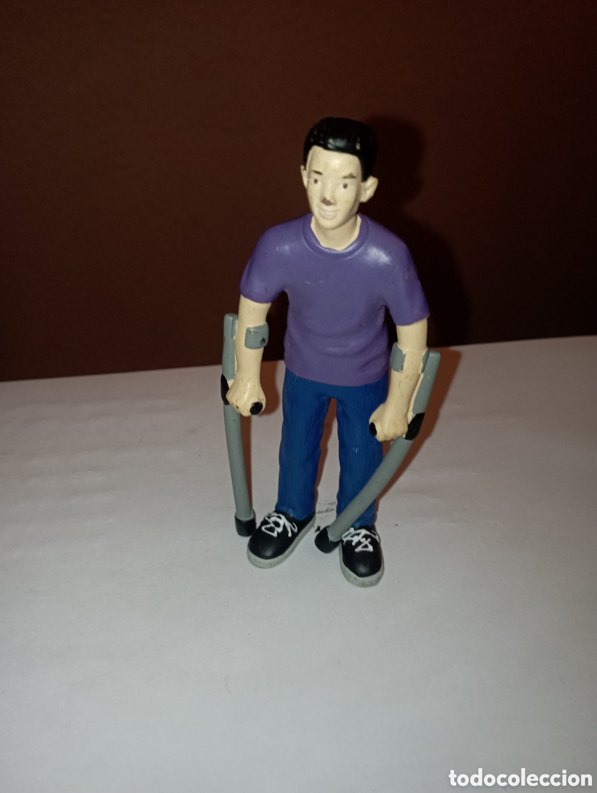 Gummi- und PVC-Figuren: FIGURA DE PVC NI&Ntilde;O CON MULETAS