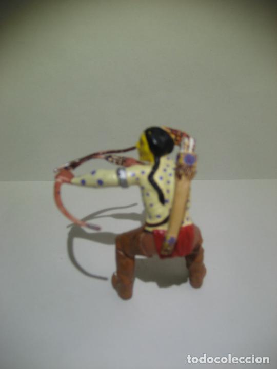 Figuras de goma y PVC: Indio con arco. Sin identificar. 7 cms. - Foto 2