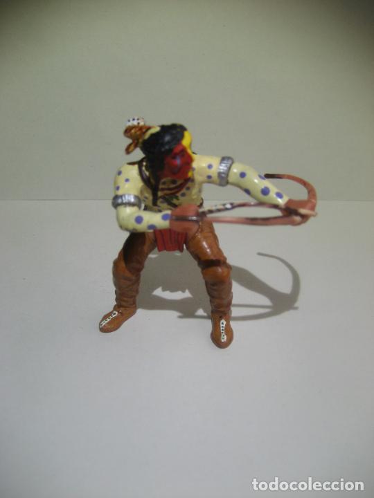 Figuras de goma y PVC: Indio con arco. Sin identificar. 7 cms. - Foto 1