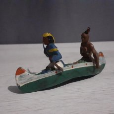 Figuras de Goma y PVC: CANOA CON DOS FIGURAS DE GAMA EN GOMA. Lote 396210439