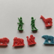 Figuras de Goma y PVC: 7 FIGURAS PLASTICO DURO: ANIMALES Y CAZADORES - AÑOS 60