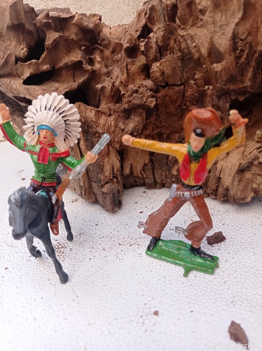 Figuras de goma y PVC: Indio y vaquero con caballo - Foto 1