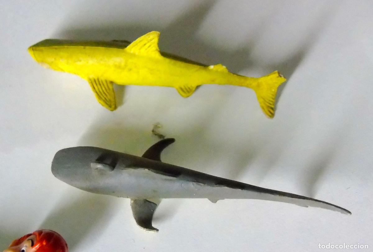 Figuras de goma y PVC: DOS TIBURONES DE GOMA