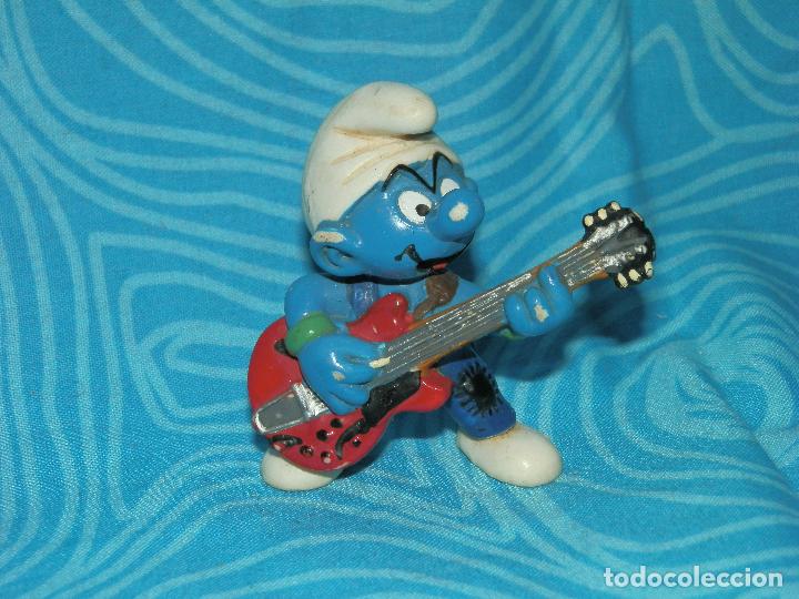 Figuras de goma y PVC: SCHLEICH PITUFO CON GUITARRA - Foto 1