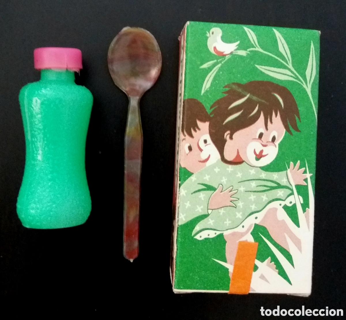 Figuras de goma y PVC: CAJITA SORPRESA LA ILUSI&Oacute;N a&ntilde;os 70/80 con botella y cuchara pl&aacute;stico NUEVA kiosco caja colecci&oacute;n