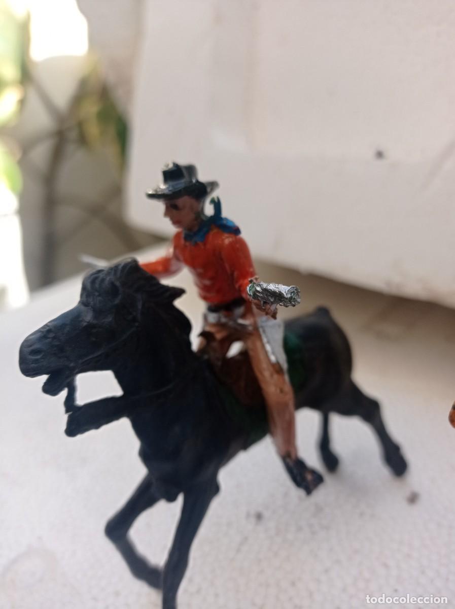 Figuras de goma y PVC: Vaquero y indios de comansi - Foto 2