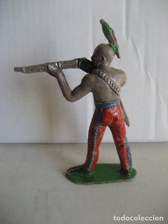 Figuras de goma y PVC: Indio de pie disparando. Comansi. - Foto 2