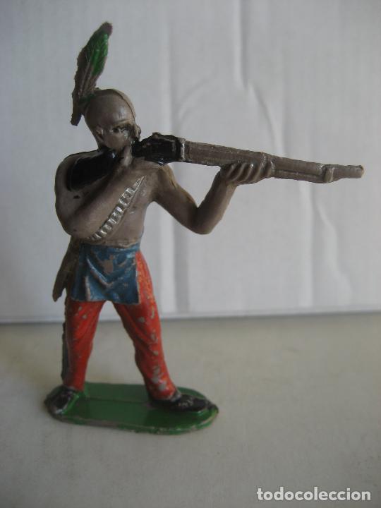 Figuras de goma y PVC: Indio de pie disparando. Comansi. - Foto 1