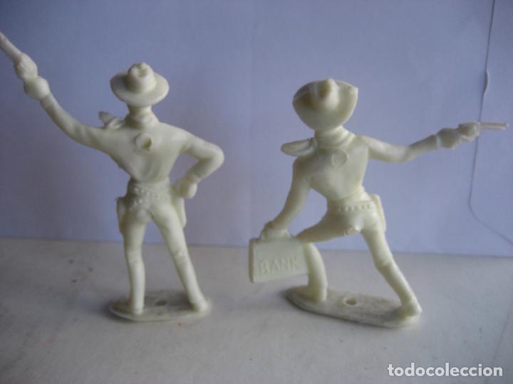 Figuras de goma y PVC: 2 vaqueros de Comansi. En color blanco - Foto 2