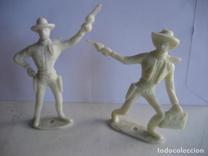 Figuras de goma y PVC: 2 vaqueros de Comansi. En color blanco - Foto 1