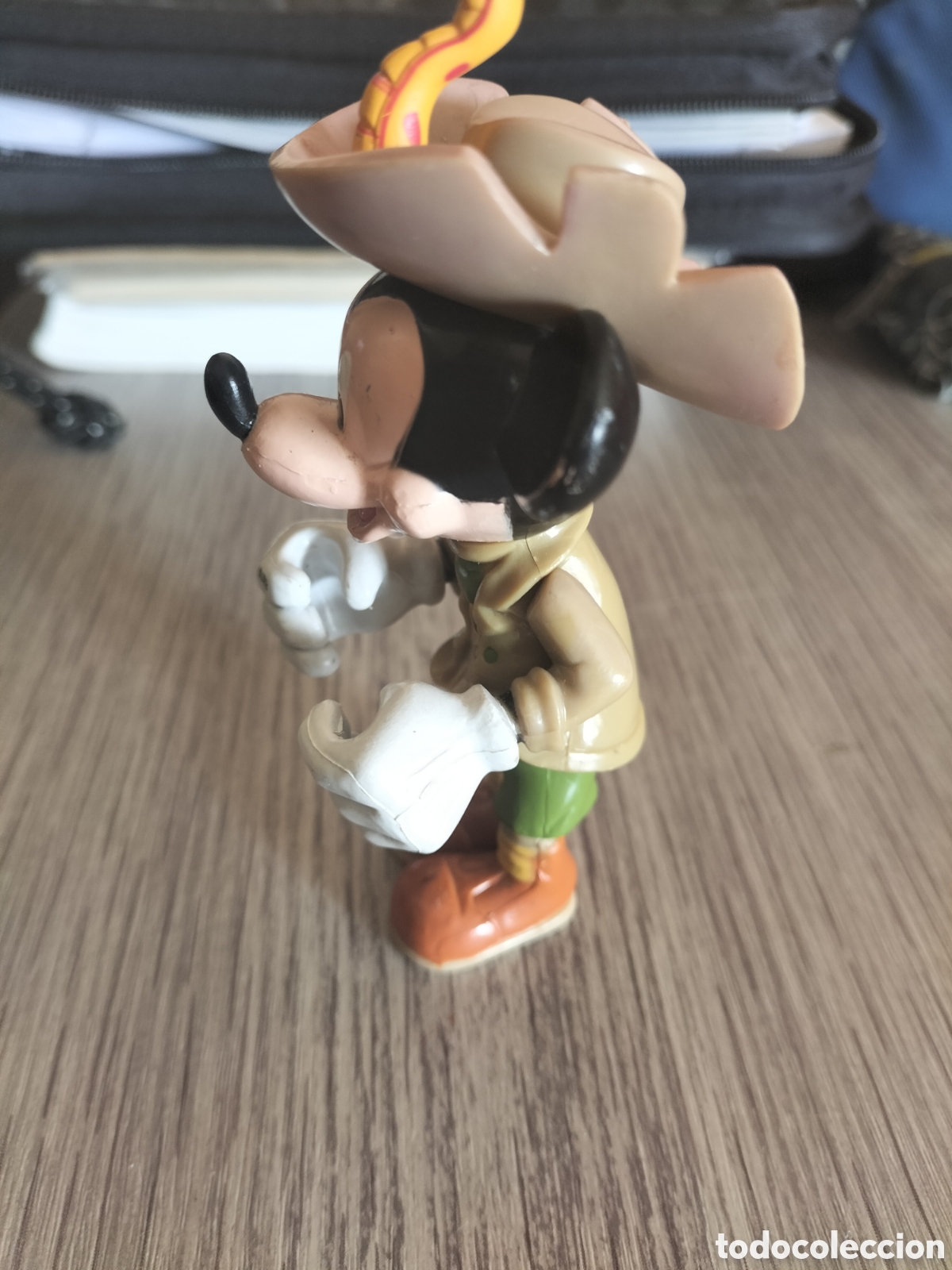 Figuras de goma y PVC: Mickey Mouse explorador 12 cms - Foto 3