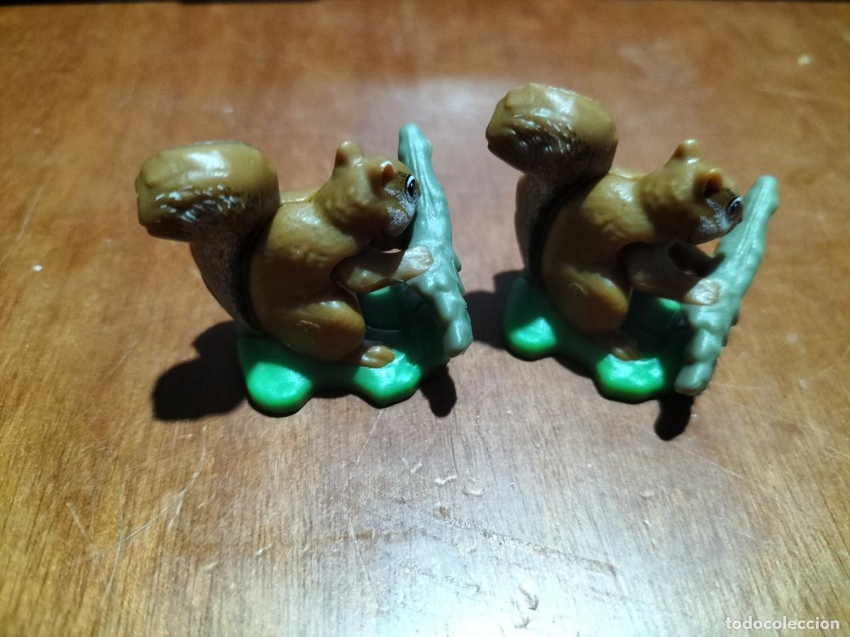 Gummi- und PVC-Figuren: 2 ARDILLAS CON PALO DE FIGURA. PL&Aacute;STICO DURO. BUEN ESTADO. DESCONOCEMOS PROCEDENCIA. 3 X 5 CM. B-4
