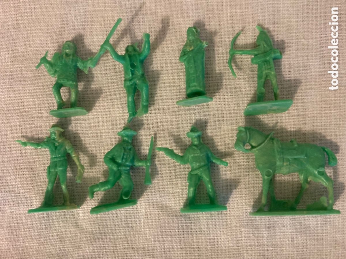 Figuras de goma y PVC: Indios y vaqueros + caballo. Color verde - Foto 1