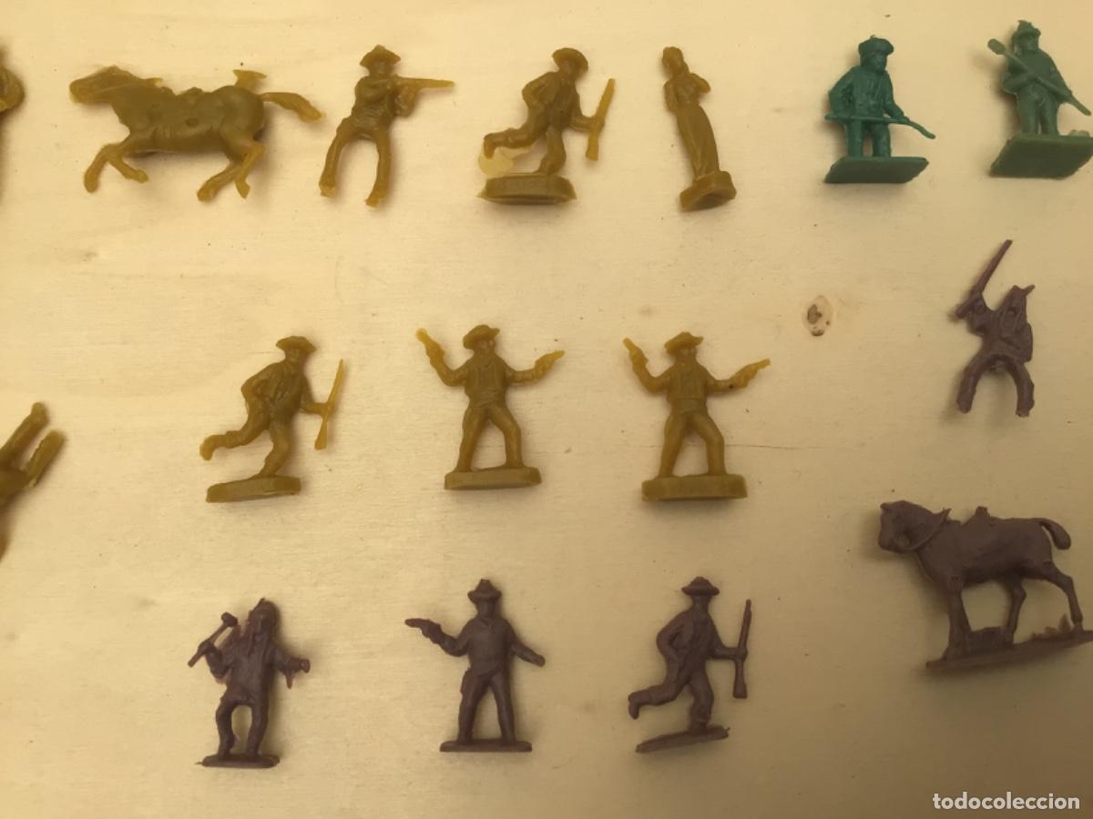 Figuras de goma y PVC: Montaplex lote de indios y vaqueros multicolor - Foto 3