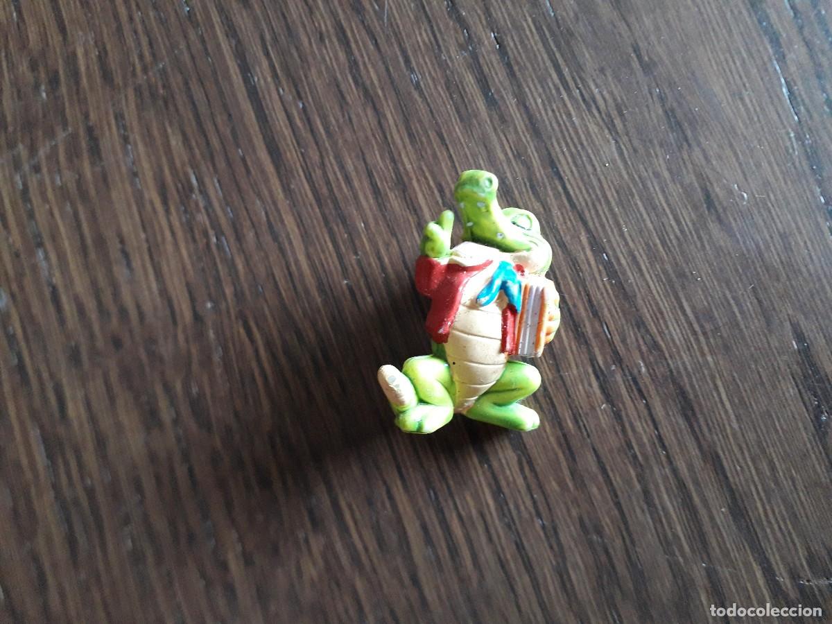 Figuras de goma Kinder: figura de pl&aacute;stico, cocodrilo con libro, kinder. - Foto 1