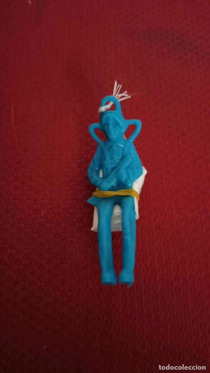 Paracaidista de pl&aacute;stico