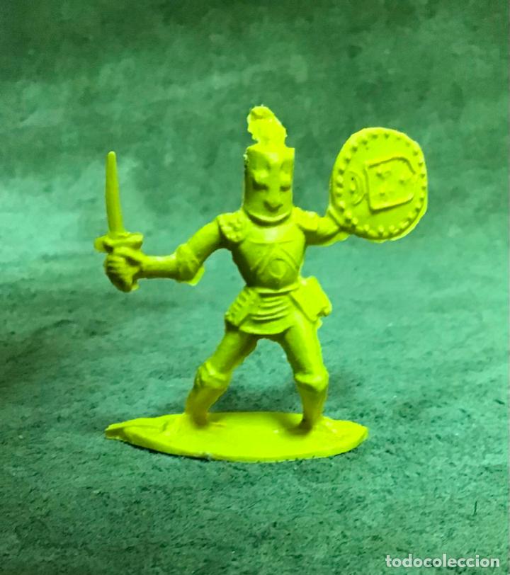 Figuras de goma y PVC: ANTIGUO CABALLERO MEDIEVAL - Foto 1